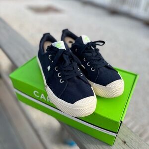 Cariuma OCA low canvas sneakers. Size 9. Worn 1x… Like NEW. GREAT sneakers! Navy